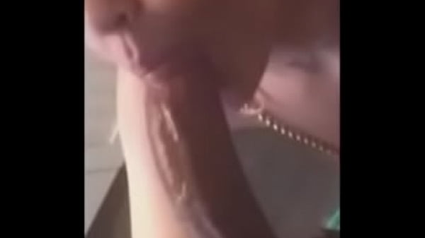 loira vadia de olhos azuis pagando boquete no banho