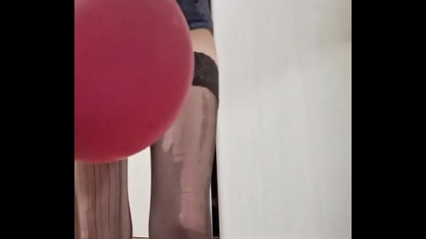 Nonton Sexy Balloons Mistress Elza Kom,s thumbnail