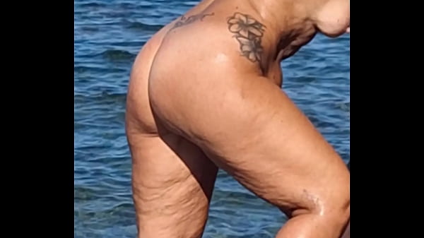 Play MP4 - teresa jones fa esibizionismo nella spiaggia si masturba con la gente vicino viene vista mentre a orgasmo