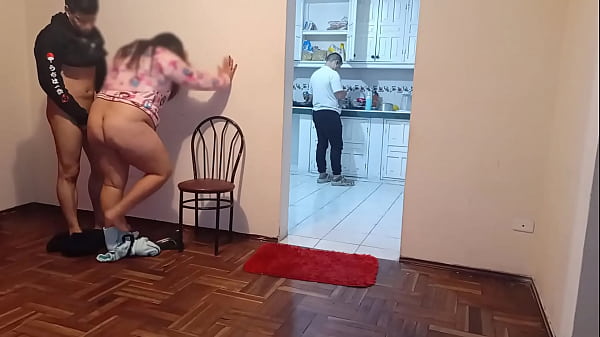 follandome a mi sobrina mientra su padre esta en la cocina lavando los platos sin darse_de cuenta