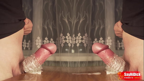 Dos T&iacute;os Se Corren El Uno Sobre El Otro Poniendo Sus Pollas En Un Agujero Sobre La Mesa thumbnail