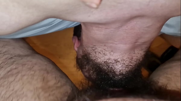 Gordos peludos se chupan las pollas y se corren la cara (Short Video) 