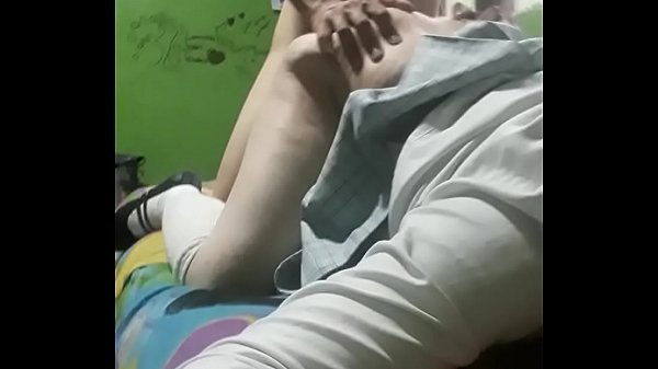 Antagonista purpura se graba_con su uniforme_de colegiala en_cuatro y_recibiendo verga