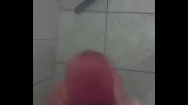 Batendo punheta enquanto toma banho at&eacute_ gozar