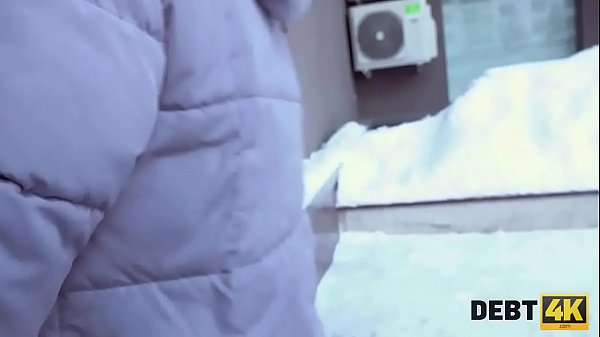 Debt4k. Hottie Calibri Angel bläst Agent in sein Auto und lässt sich_drinnen mit ihm_analen