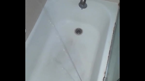 Play MP4 - Piss in tub