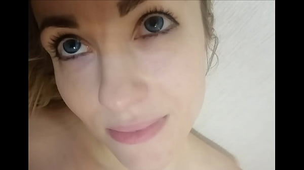Голубоглазая скандинавка показывает глубокую глотку thumbnail