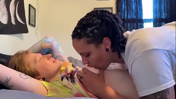 Nonton Getting My Tits Sucked By Stud Dyke thumbnail