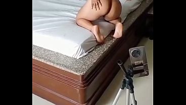 Le hace v&iacute_deo llamada al marido y quien la graba es el amante el no tiene ni idea la follada que le van a dar a su mujer despu&eacute_s que cuelgue la llamada