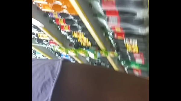 Safada inteada no mercado de shortinho 