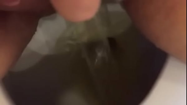 Isabella Holloway Peeing