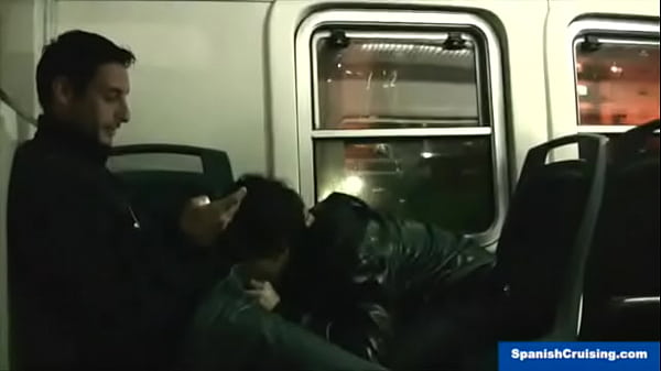 Macho hetero chupado en el tren 