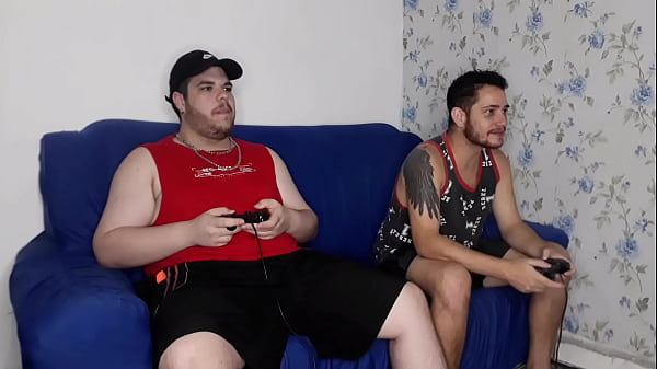 Play MP4 - Apostando o Cu No Video Game e o Puto Saiu Daqui Vazando Leite - Parte 1 - Tava em casa cheio de tes&atilde;o e meu amigo meu aqui jogar&comma; mas meu pau n&atilde;o abaixava