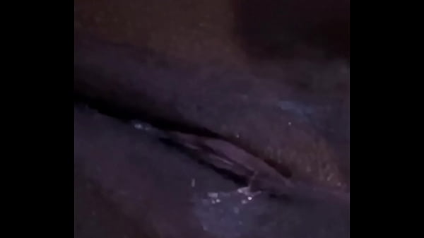 Mojada y sola en casa 