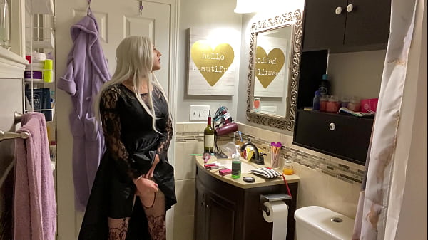 Play MP4 - Emo Crossdresser Puts on Buttplug and Jerks Off