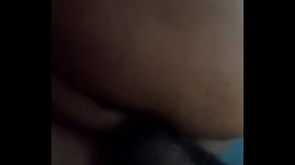 Llenando deleche el culo de la negrita