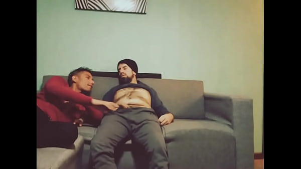 Chupando pija de macho en el living. 