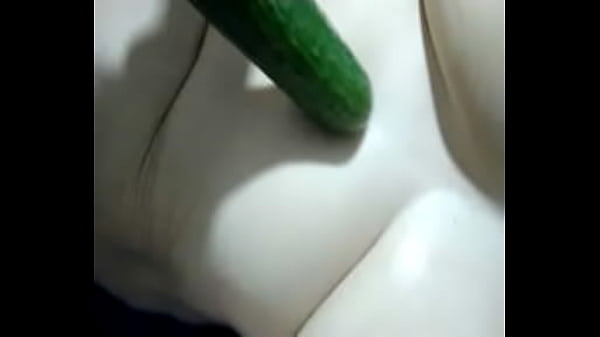 Masturb&aacute;ndome con un pepino para vosotros dejad vuestros comentarios por favor