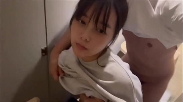 「いっぱい精子で汚して...」クラブに遊びに来た女子◯生とト◯レで臭いちんこを咥えさせて大人の体験をさせました。 thumbnail