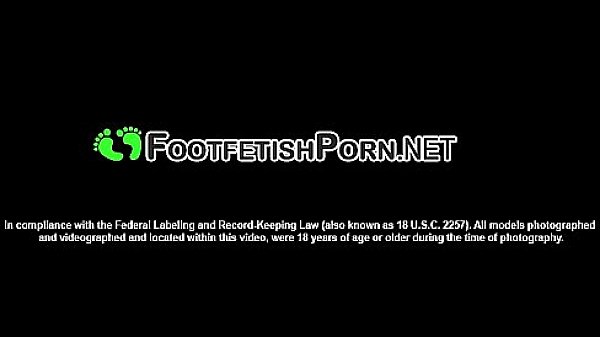 Nonton Babe Sandra Turns A Guy On With Her Feet thumbnail