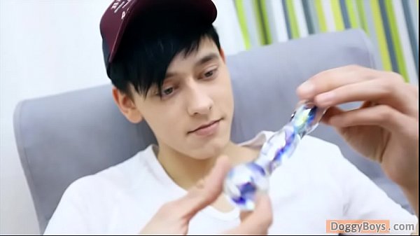 Play MP4 - Hung Twink Boy Leo Enjoys Anal Play