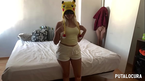 PutaLocura - La an&oacute;nima Canela se disfraza de Pikachu y traga leche de Torbe 