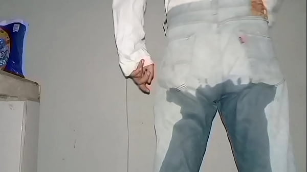 Pa&ntilde;al orinado con pantalones de denim mojado en gran parte 