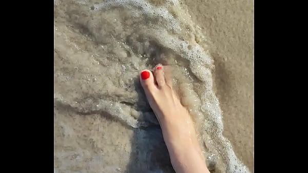 Beach, sun and divine feet 
