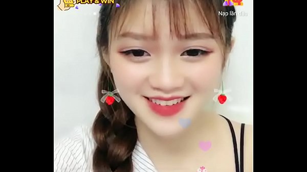 Em gái cute livestream trên Uplive