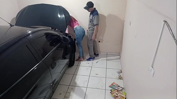 Play MP4 - Funcion&aacute;rio safado conserta carro da gostosa na oficina&excl;