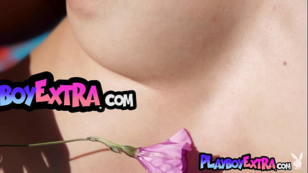 Bombastic brunette nude muse spreading her legs wide open outdoor 