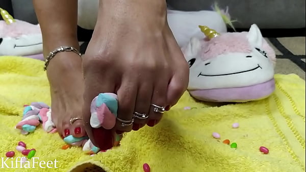 Play MP4 - Goddess Kiffa Crushs Candies and Marshmallows - CRUSH FETISH - CANDY CRUSH - RED POLISH - RED NAILS - FOOD CRUSH - CRUSHING - FOOT FETISH