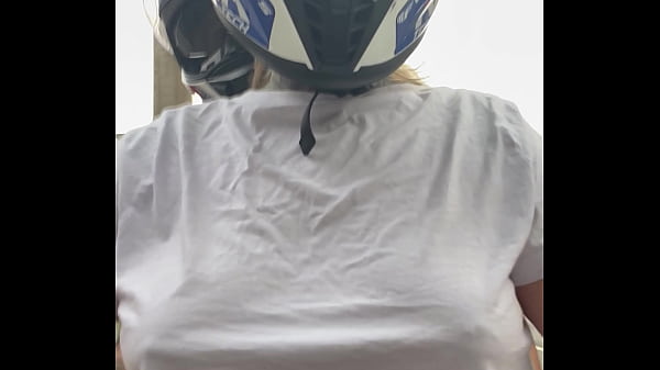 Play MP4 - Motogirl mulher da 99 pega passageiro homem e pede pra ele co&ccedil;ar os bico dos seus peitos enquanto pilota &excl; Ele fica com pau duro encima da moto e goza nela toda &excl;