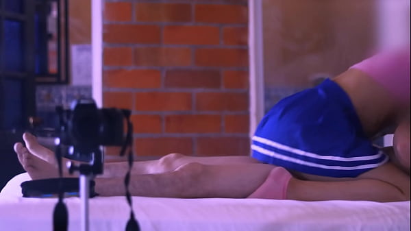 El padrastro y la mejor amiga se rozaron disimuladamente en el jard&iacute;n. 