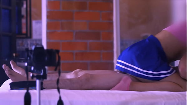 La madrastra y el estudiante compartieron una sonrisa cómplice_en la cocina