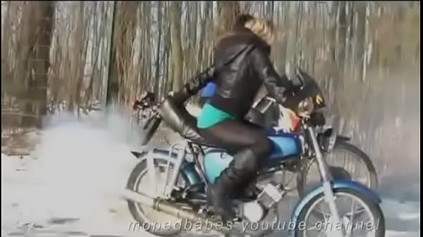 Nonton Compil Of Girl Cranking Bikes thumbnail