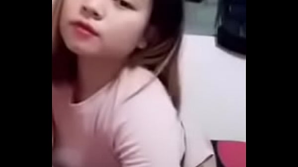 Uplive em gái livestream quên_tắt lộ hàng