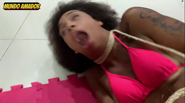 Gatinha foi amarrada e teve as pregas arrombadas_pelo anao mais pirocudo_do Brasil