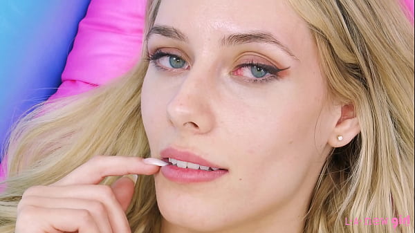 Hot_blonde naked close up