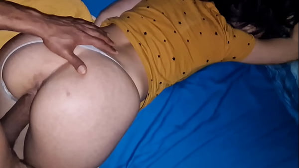 Ella me pide que la despierte a la hora de follar 