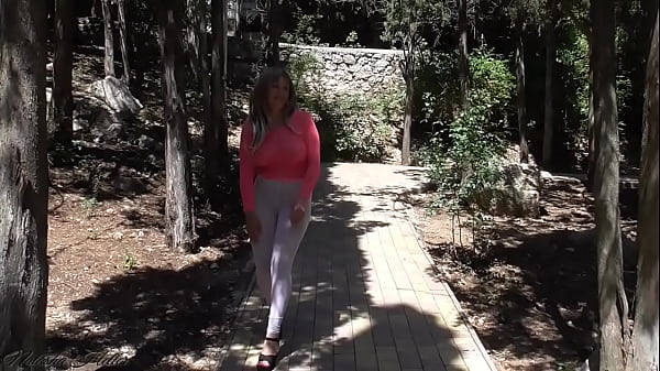 Гуляю по парку в прозрачной одежде