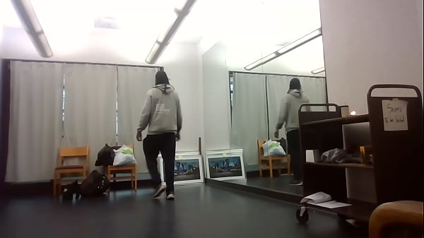 Nonton Behind The Scenes Art Show Dress Change thumbnail