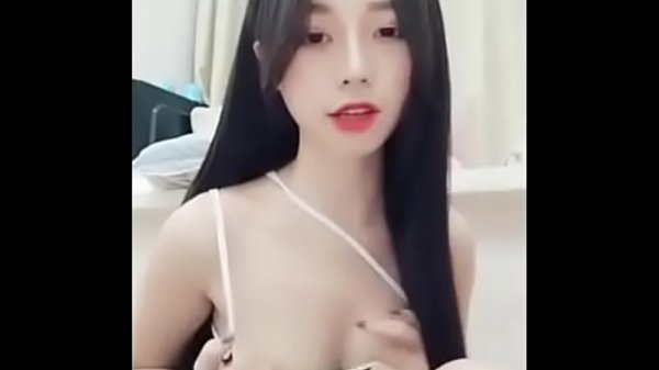 Beautiful_asian girl on phone
