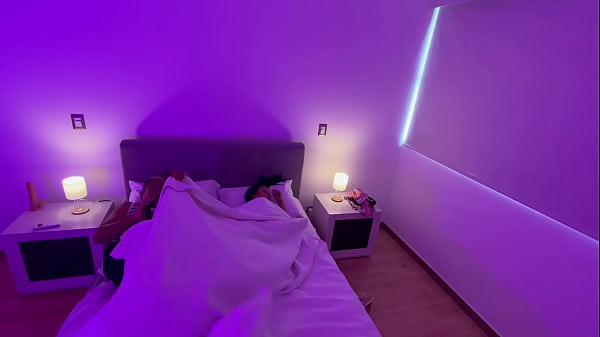 Stepmom shares bed and gets anal sex behind the scenes