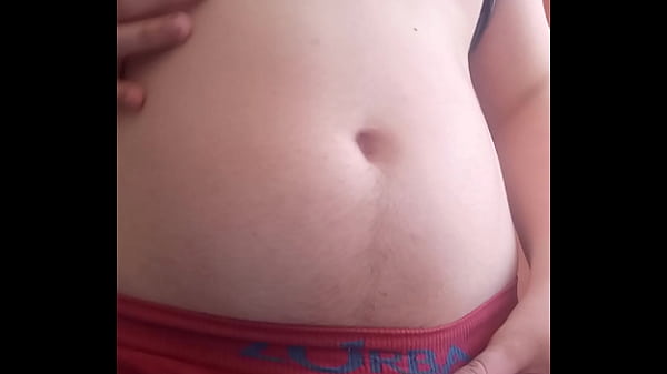 Gordinho mostrando o corpo