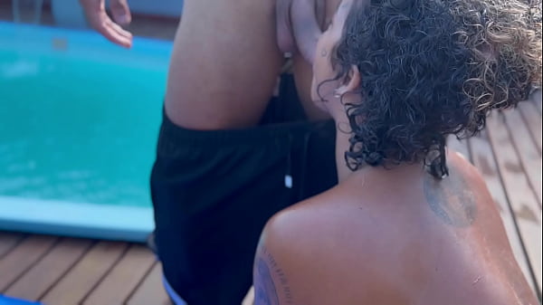 Festa na piscina com as novinhas 