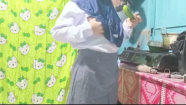 Adik ipar pulang sekolah mastrubasi di dapur menggunakan timun