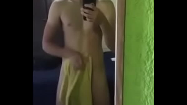 Papito musculoso muestra su verga 