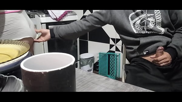 Ere&ccedil;&atilde;o Ao Me Deparar Empregada De Shortinho Curto! Ser&aacute; Que Ela Quer Provocar? thumbnail