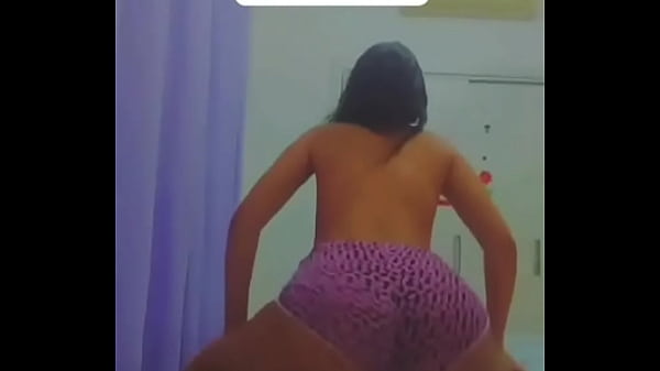 Rebolando na cama sem suti&atilde